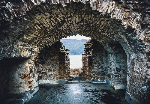 Urquhart Castle in Schotland. Catacomben ruïne bij de verdedigingsmuur.