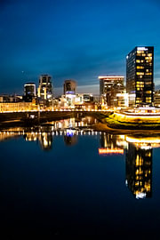 Le Medienhafen de Düsseldorf la nuit, avec ses immeubles de bureaux modernes et son bassin portuaire illuminé sur Your Happy Life