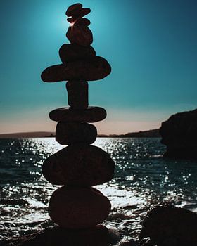 Getürmte Steine am Meer