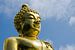 Gouden boeddha tekent af tegen blauwe lucht van Maurice Verschuur