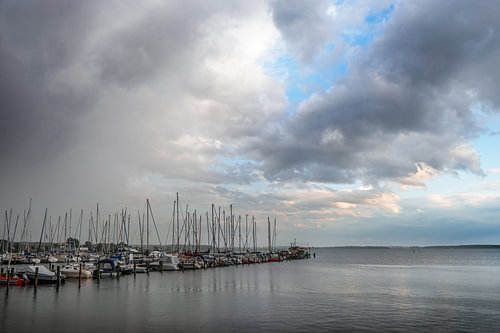 Aufziehende Wolken über dem Yachthafen mit Segelbooten im Ferienort Rerik an der Ostsee in Mecklenbu