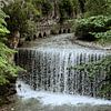 Waterval tussen het groen van Saranda in t Veld Fotografie