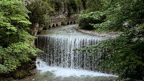 Waterval tussen het groen