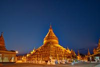 PHOTO DE NUIT DE LA PAGODE DORÉE SHWEZIGON À BAGAN