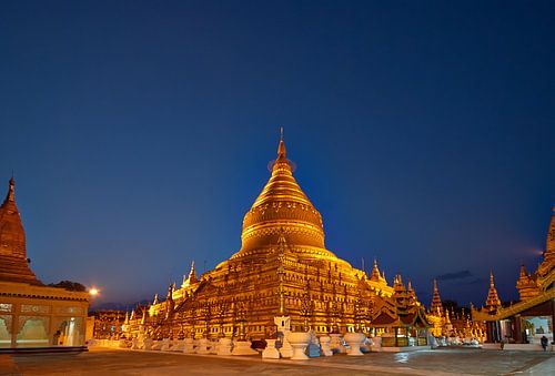 NIGHT SHOT GOLDEN SHWEZIGON PAGODA Bagan