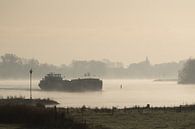 Binnenvaartschip op een mistige IJssel bij Wilsum van Gerrit Veldman thumbnail