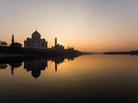Sonnenuntergang mit Reflektion des Taj Mahal