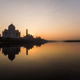 Zonsondergang met weerspiegeling van de Taj Mahal van Shanti Hesse