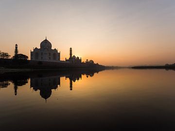 Zonsondergang met weerspiegeling van de Taj Mahal