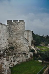 Mittelalterliche Mauern von Jerusalem. Alter Stein, düstere Himmel. Festungsturm von Michael Semenov