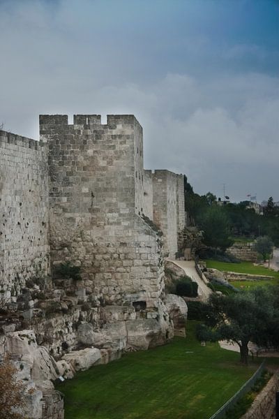 Murs médiévaux de Jérusalem. Pierre ancienne, ciel lugubre. Tour de la forteresse par Michael Semenov