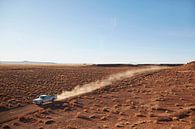 SA12501547 Pick-up truck rijdend in de woestijn van BeeldigBeeld Food & Lifestyle thumbnail