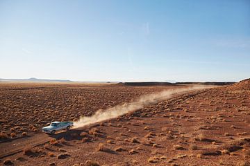 SA12501547 Pick-up truck rijdend in de woestijn van BeeldigBeeld Food & Lifestyle