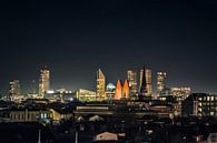 De skyline van de stad Den Haag in de nacht. van Retinas Fotografie thumbnail