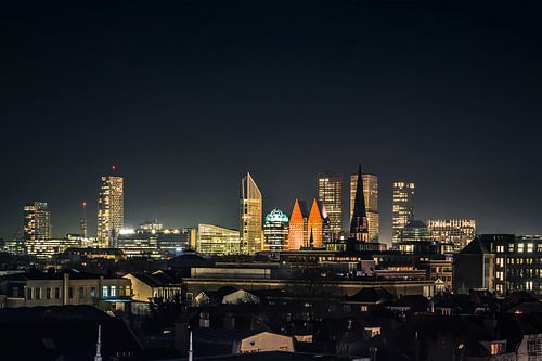 De skyline van de stad Den Haag in de nacht.