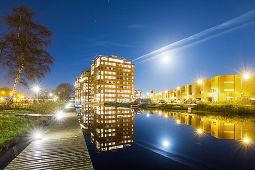 Leiden Roomburg in de nacht met volle maan by Dennis van de Water