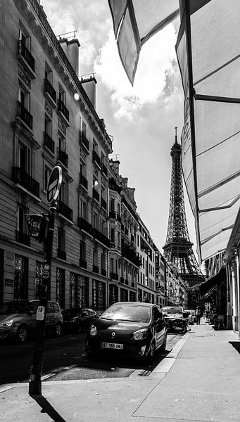 Eiffelturm auf dem Vordach in Paris von Tim Briers
