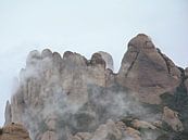 Bergtoppen van Montserrat in de wolken van Kristof Lauwers thumbnail