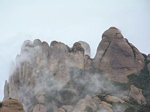 Die Berggipfel von Montserrat in den Wolken