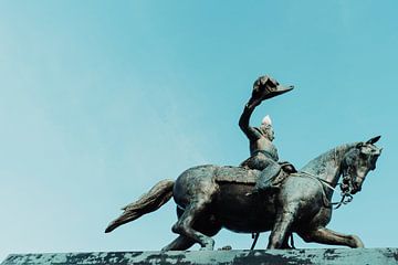 Statue à cheval avec une mouette sur la tête sur Jonai