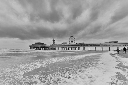 Zwart wit foto van de pier in Scheveningen.