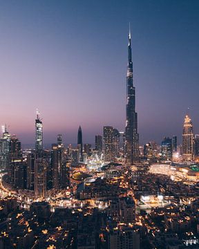 Downtown Dubai met de Burj Khalifa in het midden in de avond (blue hour) net na zonsondergang van Michiel Dros