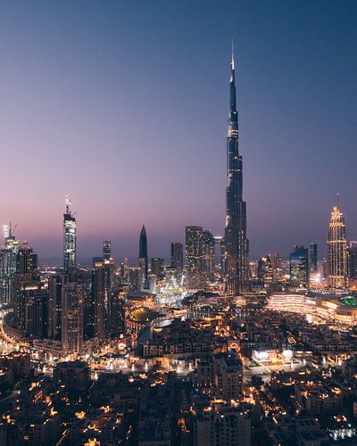 Downtown Dubai met de Burj Khalifa in het midden in de avond (blue hour) net na zonsondergang