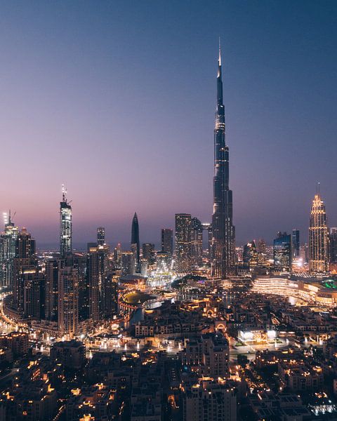 Die Innenstadt von Dubai mit dem Burj Khalifa mitten am Abend (blaue Stunde) kurz nach Sonnenunterga von Michiel Dros