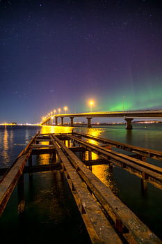 Aurore boréale sur le pont Giske, Valderøya, Ålesund, Norvège
