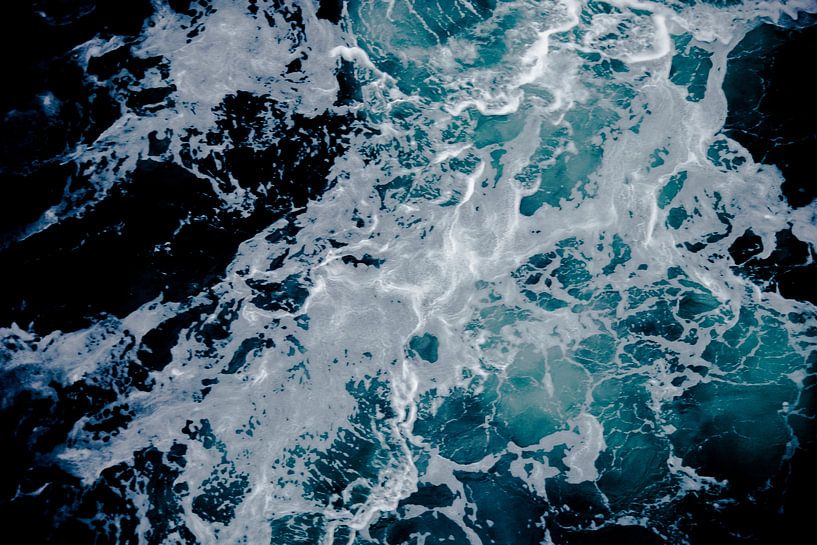 Zeewater met witte schuimkoppen van bovenaf gezien van Jille Zuidema