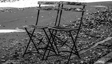 Twee straatstoelen (breedbeeld foto) [monochroom]. van Norbert Sülzner