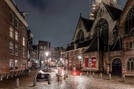 Avondklok in Amsterdam - Oudekerksplein met Oude Kerk op de Wallen van Renzo Gerritsen thumbnail