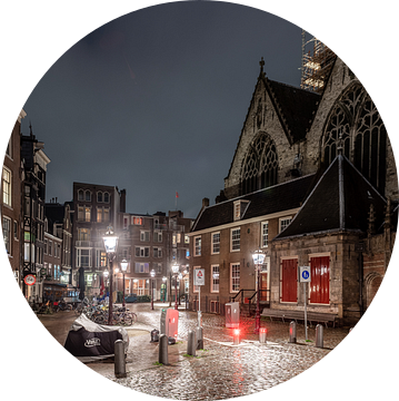 Avondklok in Amsterdam - Oudekerksplein met Oude Kerk op de Wallen van Renzo Gerritsen