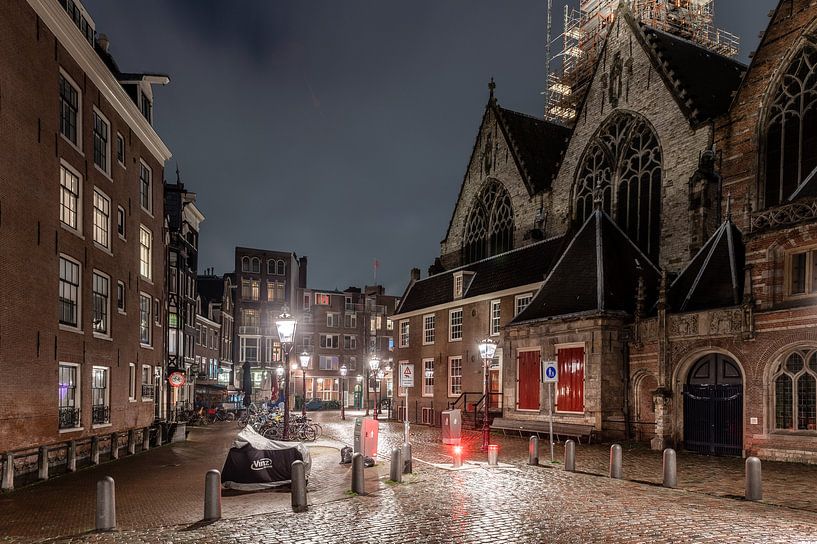 Couvre-feu à Amsterdam - Oudekerksplein avec la vieille église du quartier rouge par Renzo Gerritsen