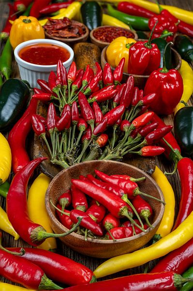 Piment et poivron multicolores Diversité dans une cuisine rustique par Photo Art Thomas Klee