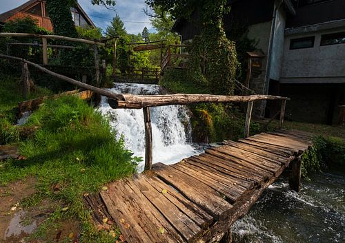 Houten brug over smalle rivier