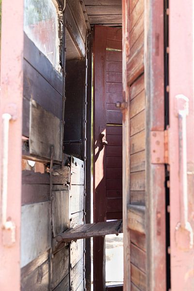 Blick in einen alten hölzernen Eisenbahnwaggon von Inez VAN DE WEYER