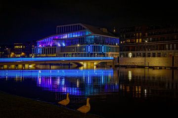 Venlo | Avondopname van het hoogwater in de Maas (Maaspoort) van Jos Saris