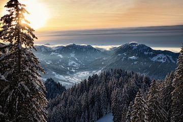 Sfeervolle winteravond in de bergen van Andreas Föll