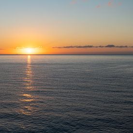 Goldenes Sonnenlicht spiegelt sich im Meer von Adriana Mueller
