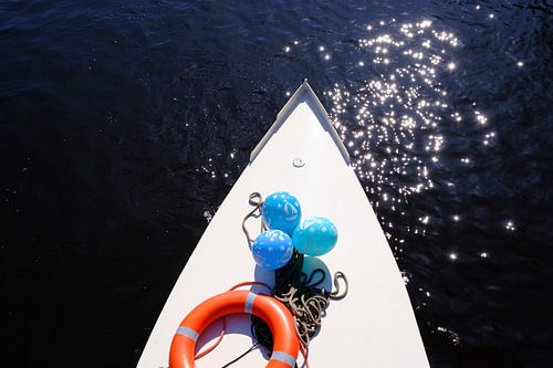 Kleurijke punt van bootje van boven