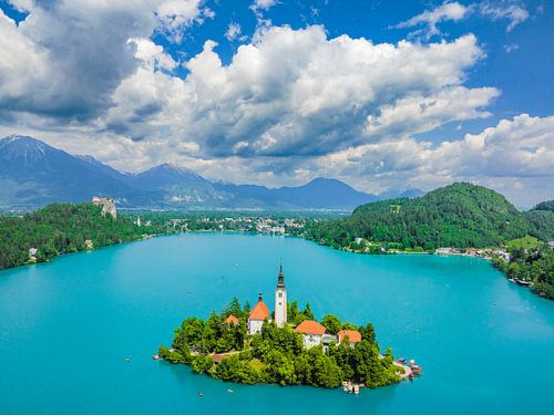 Het meer van Bled met het eiland Bled in Slovenië tijdens de lente