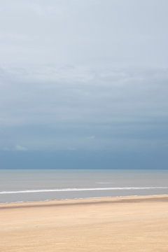 Abstract storm op zee en een leeg strand bij Zandvoort - natuur en reisfotografie van Christa Stroo fotografie