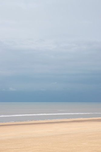 Tempête en mer et plage vide.