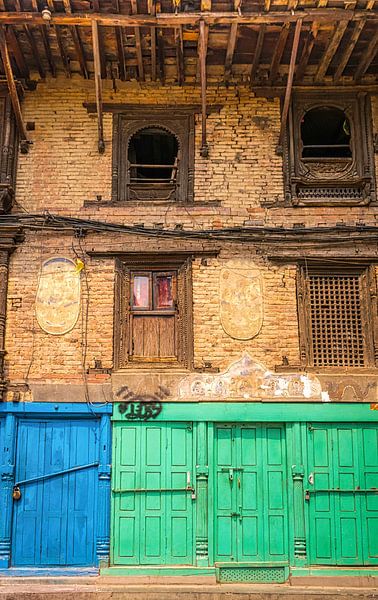 Voorgevel van een oud gebouw in Patan, Nepal van Rietje Bulthuis