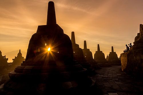 Lever du soleil au temple de Borobudur en Indonésie sur Chris Wiersma