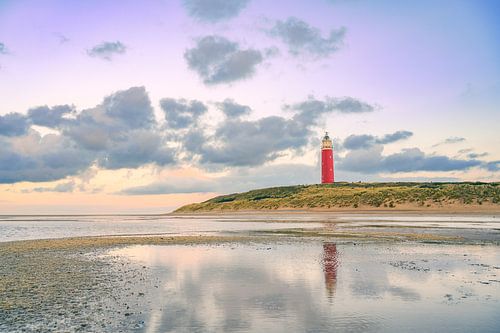 Texelse vuurtoren in de duinen tijdens een rustige herfstmiddag