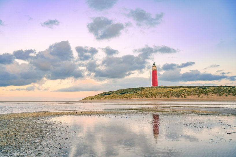 Texelse vuurtoren in de duinen tijdens een rustige herfstmiddag van Sjoerd van der Wal Fotografie