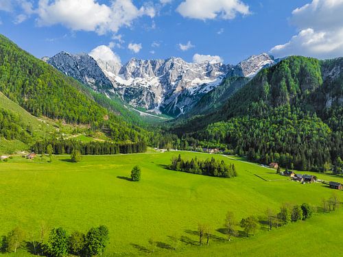 Zgornje Jezersko vallei in Slovenië van boven gezien in de lente