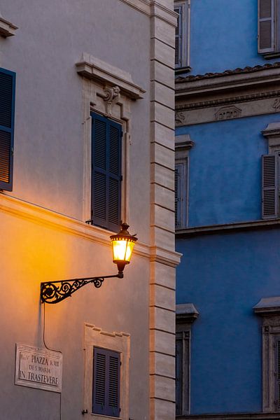 Straßenlaterne in Rom, Italien von Mickéle Godderis